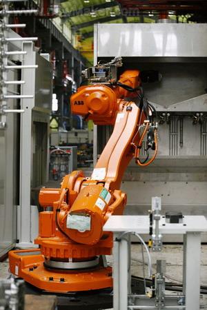 機器人讓汽車壓鑄件加工實現了自動化